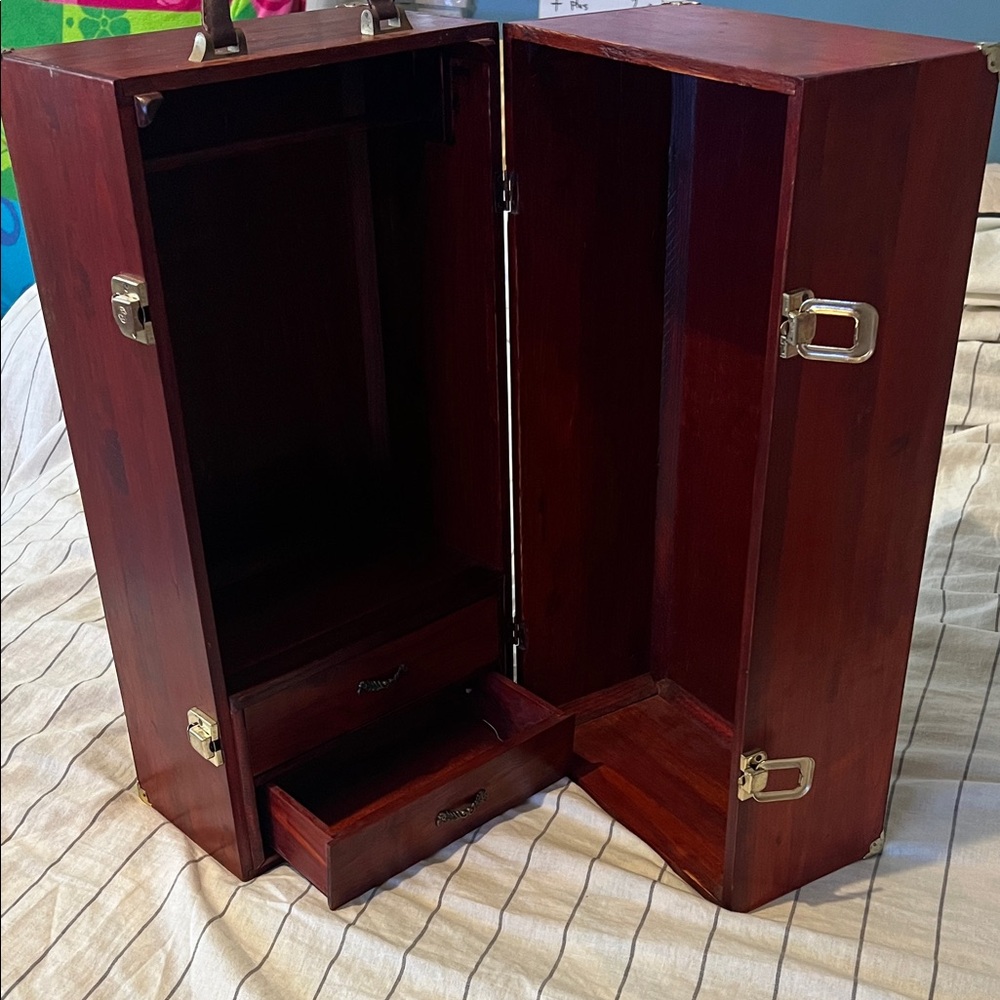 American Doll wood cabinet 
Excelent condition 
Please see in the photo